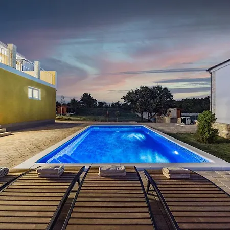 Enchanting Vacation With Pool And Jacuzzi Krnica