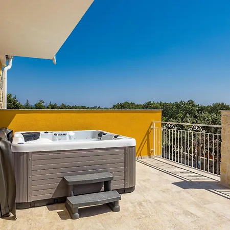 Enchanting Vacation With Pool And Jacuzzi