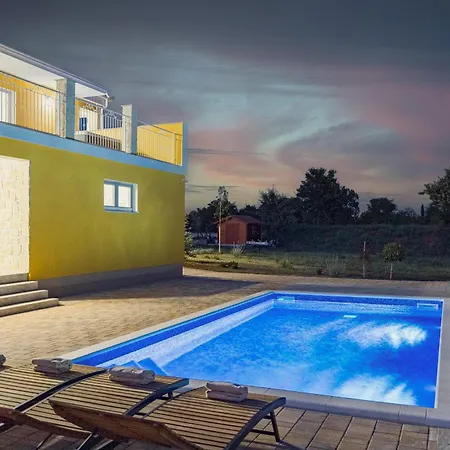 Enchanting Vacation With Pool And Jacuzzi Villa