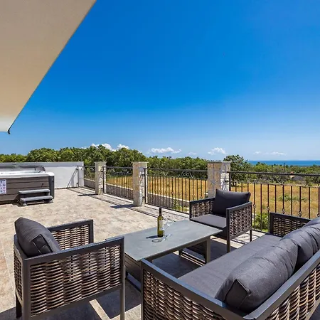Enchanting Vacation With Pool And Jacuzzi Villa *