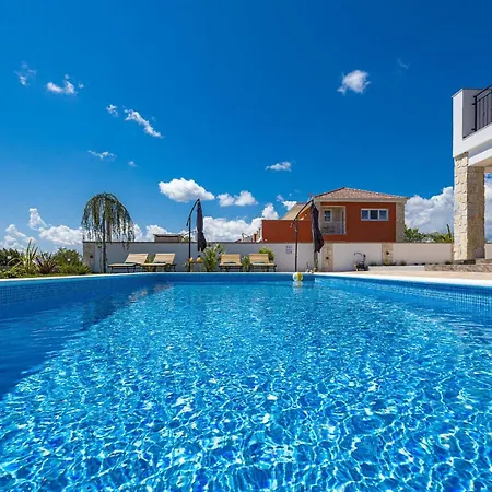 Enchanting Vacation With Pool And Jacuzzi Villa *