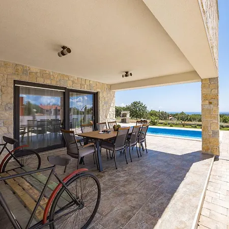 Villa Enchanting Vacation With Pool And Jacuzzi