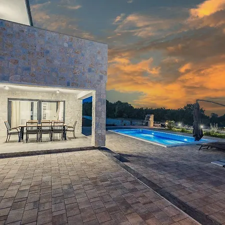Enchanting Vacation With Pool And Jacuzzi Villa *