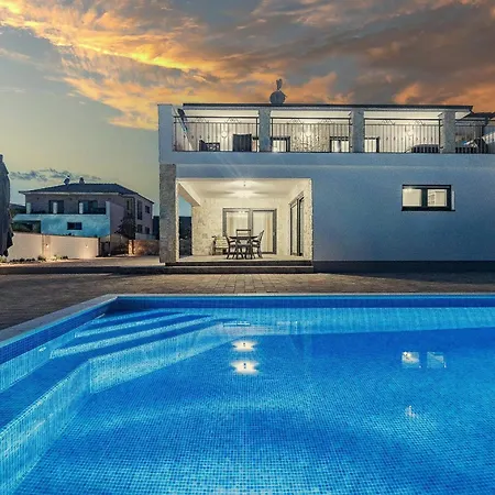 Villa Enchanting Vacation With Pool And Jacuzzi Krnica