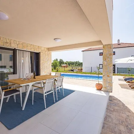 Enchanting Vacation With Pool And Jacuzzi Villa