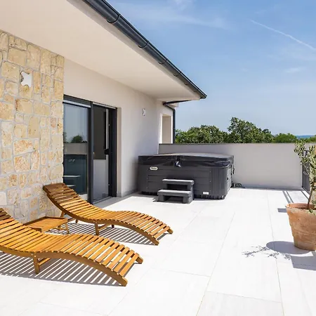 Enchanting Vacation With Pool And Jacuzzi Villa *