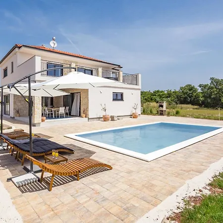 Enchanting Vacation With Pool And Jacuzzi